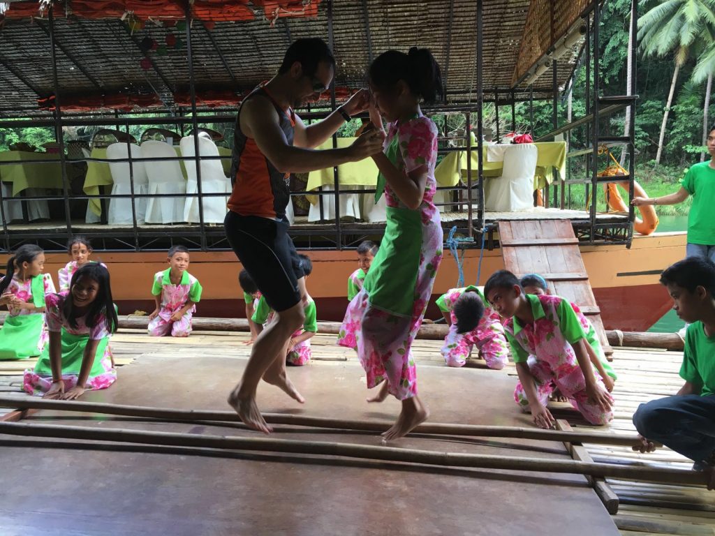 Loboc niños baile Filipinas
